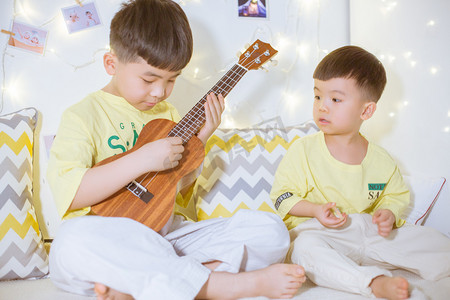 学习小孩摄影照片_弹尤克里里的小男孩