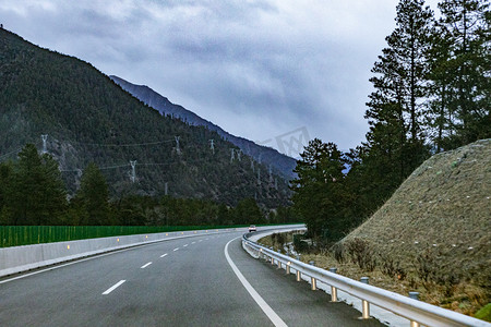 大山森林公路摄影图