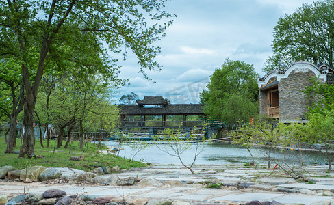 蓝天绿树村庄摄影图