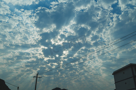 云朵蓝天多云阳光自然风景摄影图