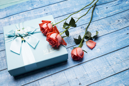 情人节贺卡矢量―摄影照片_情人节玫瑰礼物盒摄影图