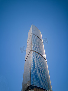 龙舟赛异形背景摄影照片_城市高楼圆弧形建筑摄影图