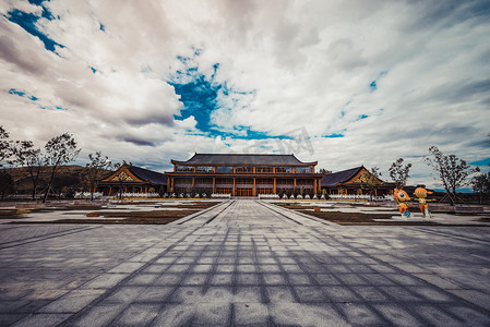 草地背景图摄影照片_草原上的复古建筑大气宽广摄影图