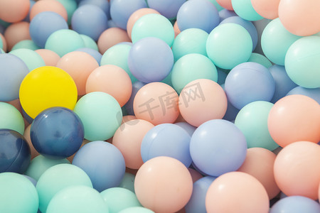 彩色气球摄影照片_彩色的气球