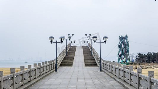 黄昏石板桥远景城市建筑摄影图