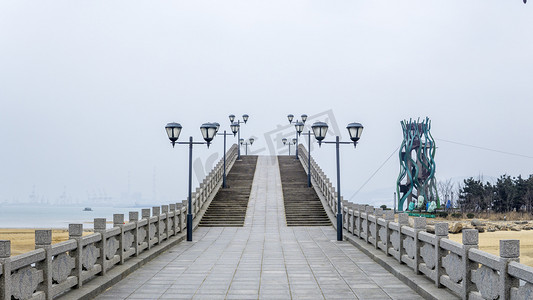 苹果树远景摄影照片_黄昏石板桥远景城市建筑摄影图