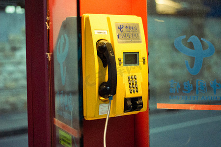 街头的复古电话机摄影图