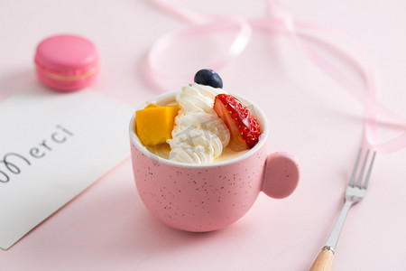 甜食摄影照片_摄影图粉色杯子水果蛋糕 