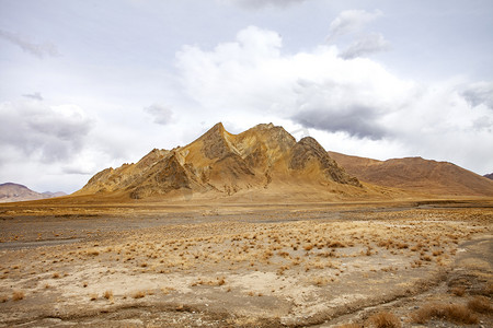 黄色山峰摄影图