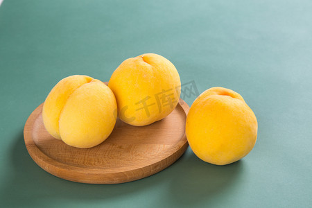 黄桃水果摄影图