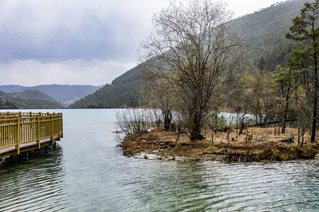 青山绿水湖泊碧谭摄影图