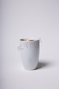 马克杯热饮拉花咖啡饮品摄影图