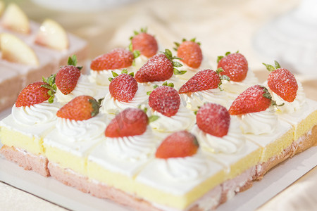 蒂芙尼蓝甜品摄影照片_草莓蛋糕摄影图