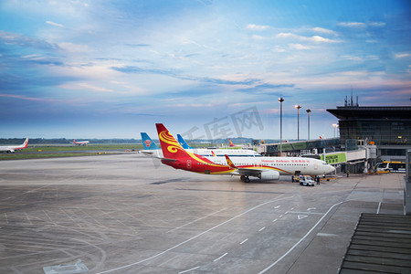 机场飞机摄影照片_夕阳机场摄影图