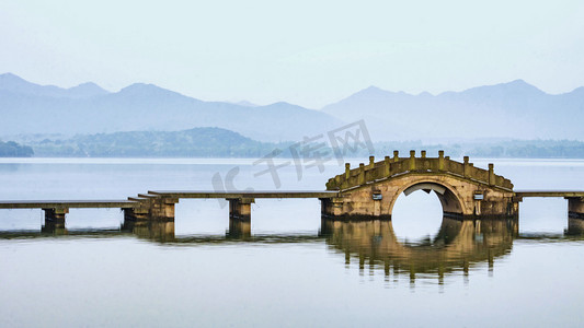 古风秋雨摄影照片_杭州西湖石桥风景摄影图