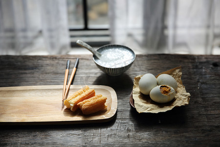 佐餐食品咸鸭蛋摄影图