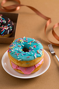 摄影图实物图蓝色粒甜甜圈 
