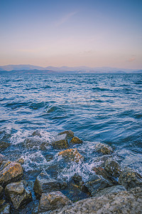 夏日暑假摄影照片_洱海边的浪花摄影图