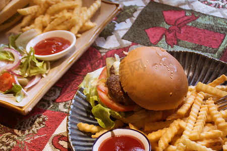 餐桌美食汉堡薯条摄影图