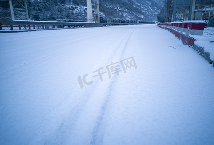 城市风景系列之雪后高速公路摄影图配图