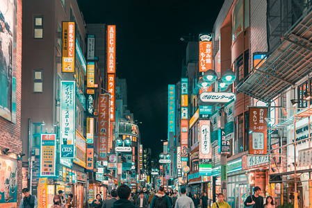 夜晚街道摄影照片_日本东京新宿霓虹灯城市赛博朋克夜景摄影图