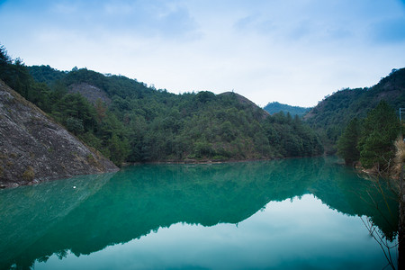 青山绿水少女摄影照片_丽水缙云湖水自然风光摄影图