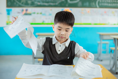 学生幼儿园摄影照片_扔作业的学生