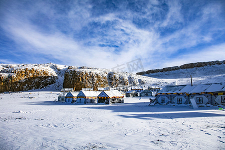 开过大地啊谙摄影照片_蓝天下雪和大地摄影图