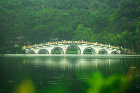 欧式拱桥摄影照片_湖上拱桥摄影图