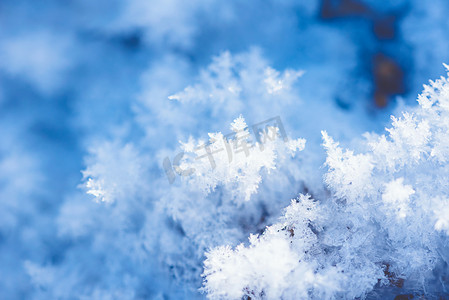 风景摄影照片_雪地雪花冰晶摄影图