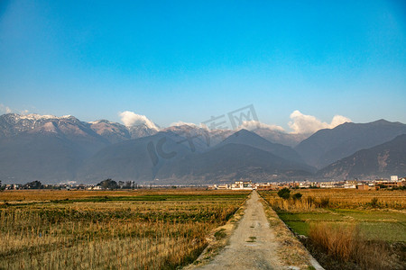 青山摄影照片_青山山峰下道路摄影图