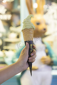 冰淇淋筒摄影照片_夏日冰激凌摄影图