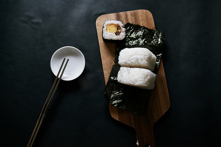 日本美食餐饮饭团摄影图