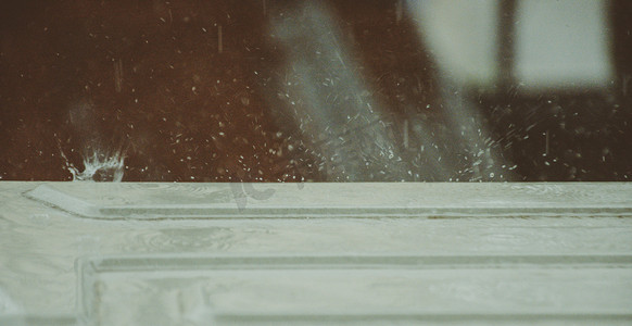 清明节放假封面摄影照片_下雨在窗台上溅起的水滴