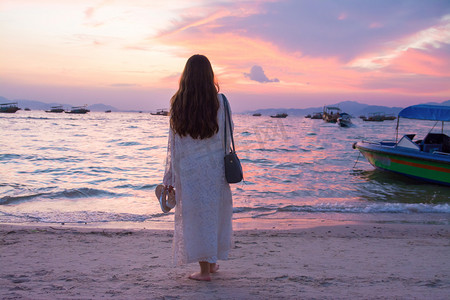 旅游日摄影照片_海边被火烧云夕阳的少女