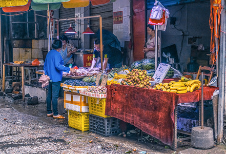街头人文摄影摄影照片_卖水果的人摄影图