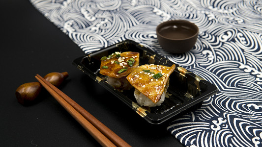 日式料理沙拉寿司卷摄影图