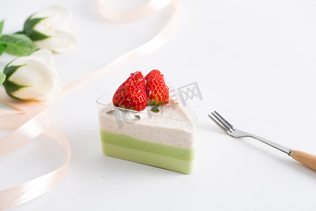 蛋糕奶油摄影照片_抹茶草莓甜点三角小蛋糕摄影图