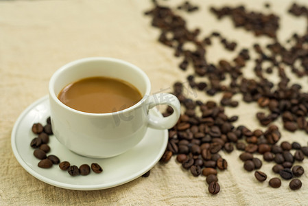 咖啡杯贴图摄影照片_咖啡豆咖啡杯摄影图