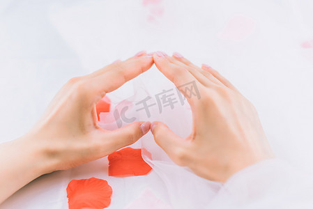 love字png摄影照片_女性双手比心手势背景