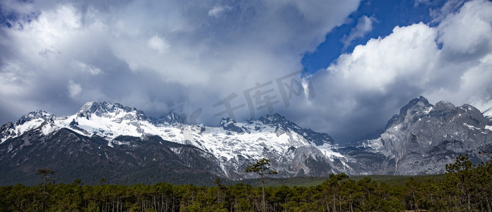 高山雪峰蓝天白云自然风景摄影图
