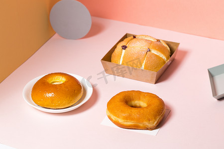面包甜甜圈摄影照片_甜甜圈面包摄影图 