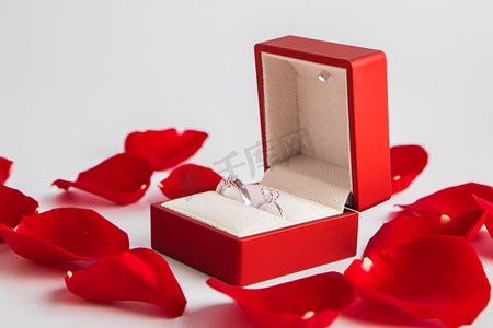 求婚摄影照片_戒指盒情人节礼物摄影图