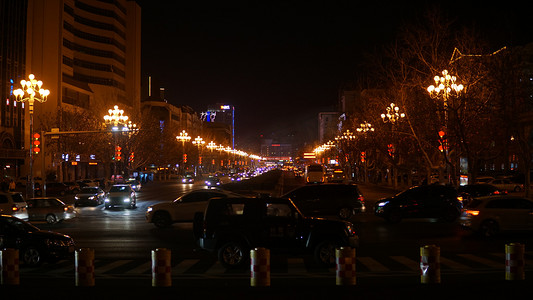 城市夜景之繁忙的街道摄影图