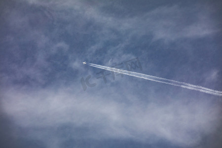 蓝天上飞机轨迹摄影图