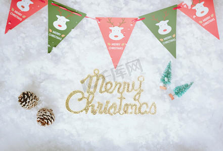 简单竖条标签摄影照片_圣诞节旗子雪地标签摄影图