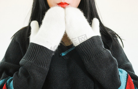 冬季温暖摄影照片_带着白色手套的女孩
