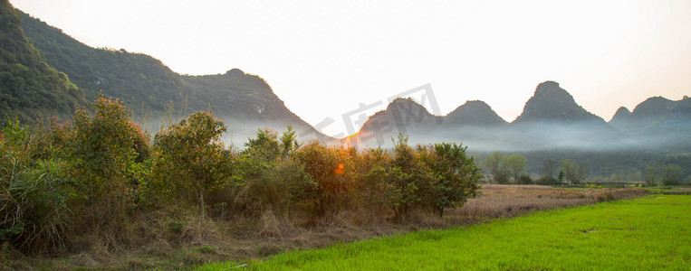 田野夕阳山脉自然风景摄影图