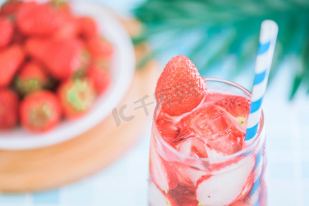 夏日凉饮助你消暑摄影照片_夏日水果草莓摄影图