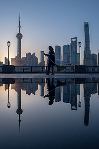 上海旅游摄影照片_环卫工人 早上五点摄影图